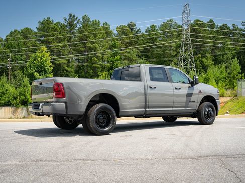 New 2026 RAM 3500 Laramie AWD/4WD image 17