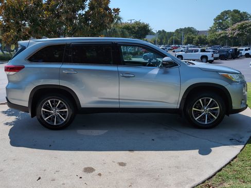Used 2019 Toyota Highlander XLE AWD/4WD image 11
