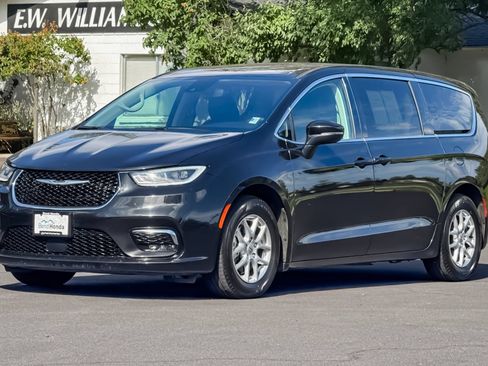 Used 2023 Chrysler Pacifica Touring-L FWD image 9