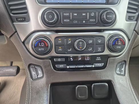 Used 2018 Chevrolet Suburban LT image 28