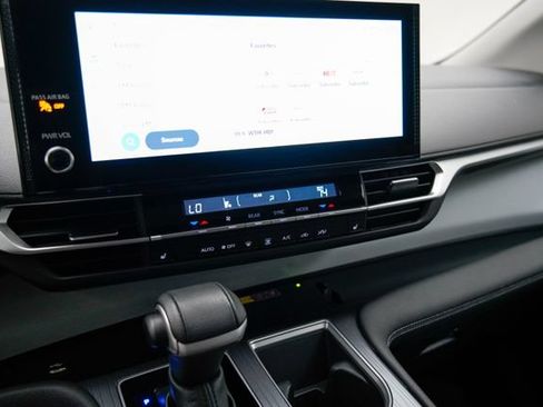 Used 2025 Toyota Sienna XLE FWD image 28