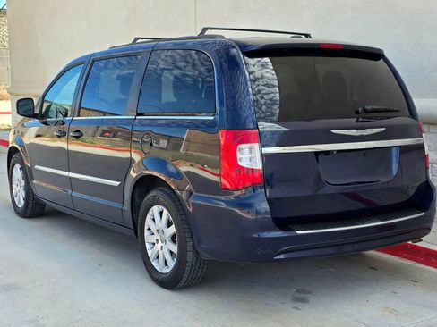 Used 2014 Chrysler Town & Country Touring image 6