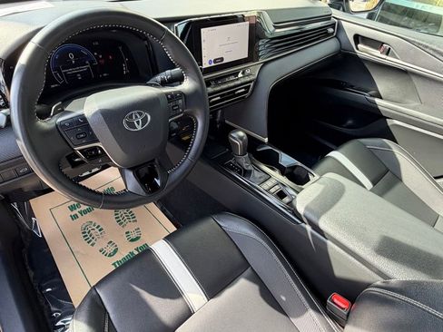 Used 2025 Toyota Camry SE image 11