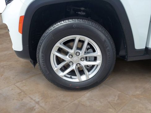 Certified 2026 Jeep Grand Cherokee Laredo AWD/4WD image 27