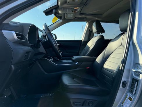 Used 2024 Toyota Highlander XLE image 12