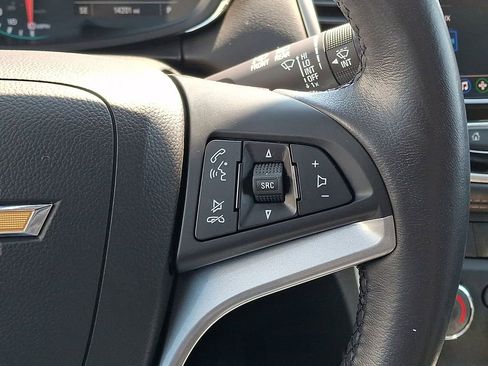 Used 2022 Chevrolet Trax LT w/ LT Convenience Package AWD/4WD image 22