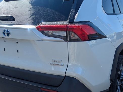 Used 2022 Toyota RAV4 XLE Premium image 4
