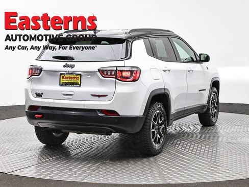 Used 2025 Jeep Compass Trailhawk AWD/4WD image 5