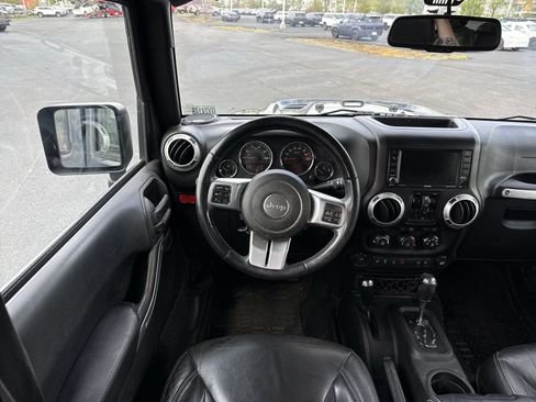Used 2016 Jeep Wrangler Unlimited Rubicon AWD/4WD image 14