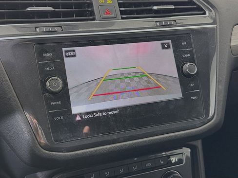 Used 2021 Volkswagen Tiguan SE image 17