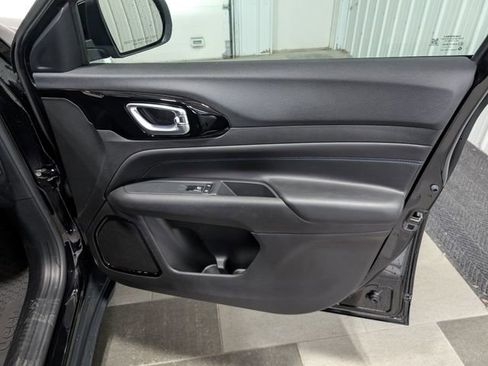 Used 2025 Jeep Compass Latitude w/ Convenience Group AWD/4WD image 26