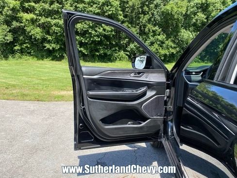 Used 2023 Jeep Grand Cherokee Limited w/ Black Appearance Package AWD/4WD image 14