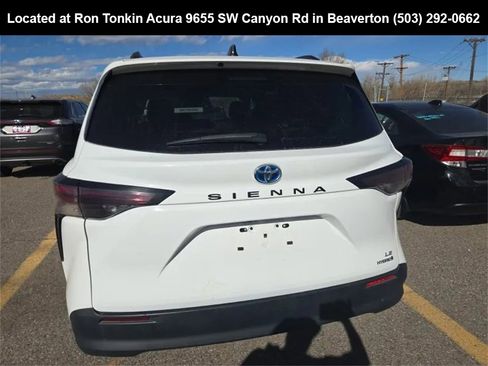 Used 2023 Toyota Sienna LE image 5