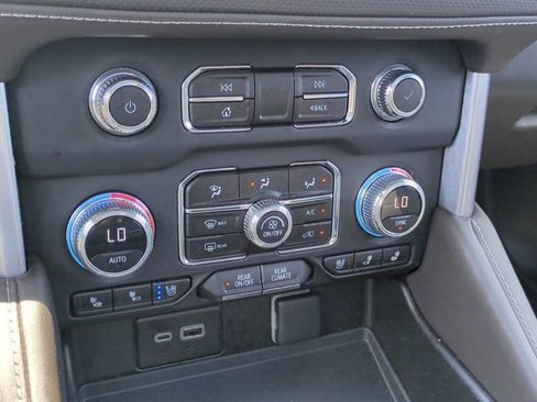Used 2023 GMC Yukon SLT w/ SLT Luxury Package RWD image 21