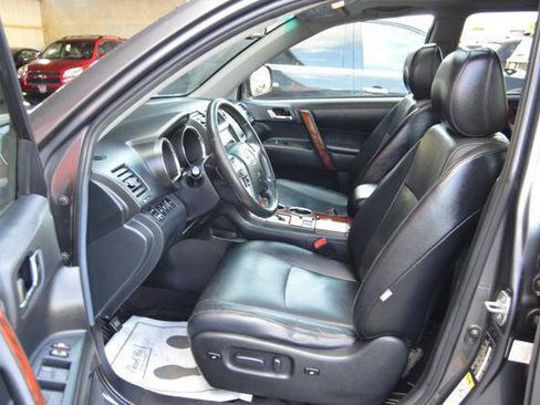 Used 2012 Toyota Highlander Limited w/ Tow Pkg AWD/4WD image 50