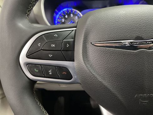 Used 2024 Chrysler Pacifica Touring-L FWD image 20