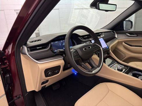 New 2025 Jeep Grand Cherokee Limited w/ Luxury Tech Group II image 16