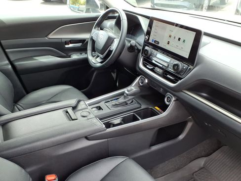 Used 2024 Toyota Grand Highlander XLE FWD image 10