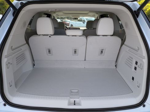 New 2026 Buick Enclave Avenir w/ Super Cruise Package FWD image 17