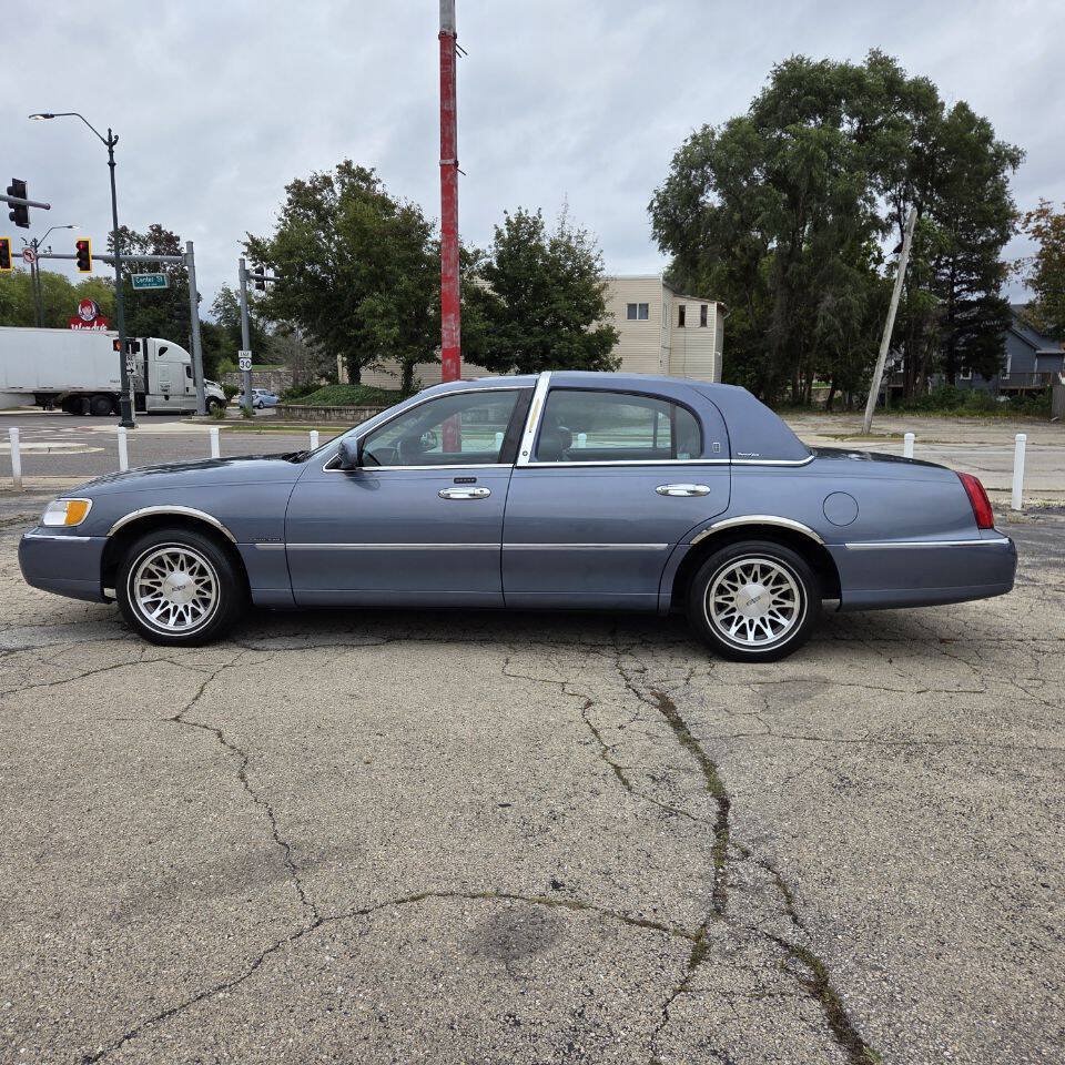 Used 2000 Lincoln Town Car Signature RWD image 9