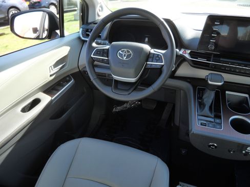 Used 2024 Toyota Sienna XLE w/ XLE Plus Package FWD image 9
