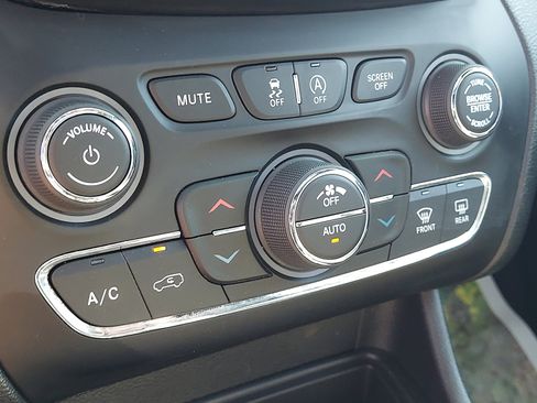 Certified 2019 Jeep Cherokee High Altitude image 16