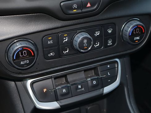 Used 2022 GMC Terrain SLE w/ Driver Convenience Package FWD image 23