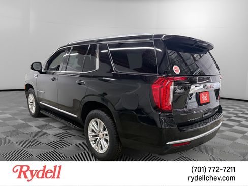Used 2024 GMC Yukon SLT w/ SLT Luxury Package image 3