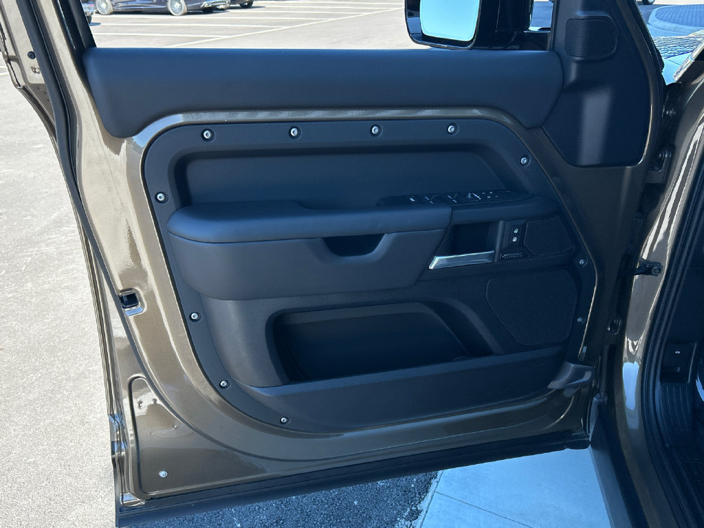 Used 2025 Land Rover Defender 130 X-Dynamic SE AWD/4WD image 10