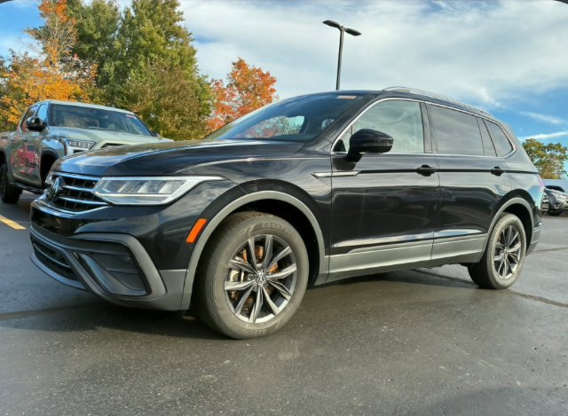 Used 2022 Volkswagen Tiguan SE w/ Panoramic Sunroof Package AWD/4WD image 1
