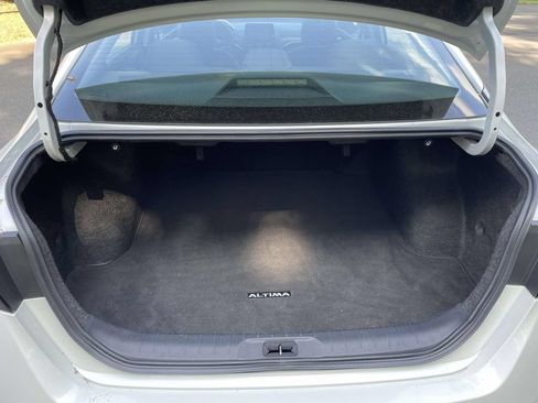 Used 2025 Nissan Altima 2.5 SV FWD image 8