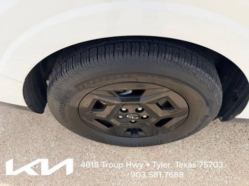 Used 2025 Kia Carnival FWD image 11