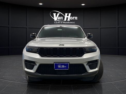 Used 2023 Jeep Grand Cherokee Altitude AWD/4WD image 8