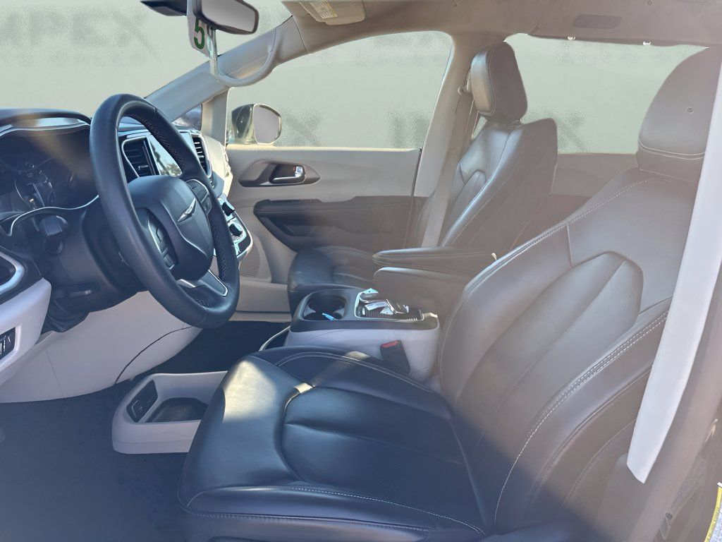 Used 2023 Chrysler Pacifica Touring-L FWD image 9