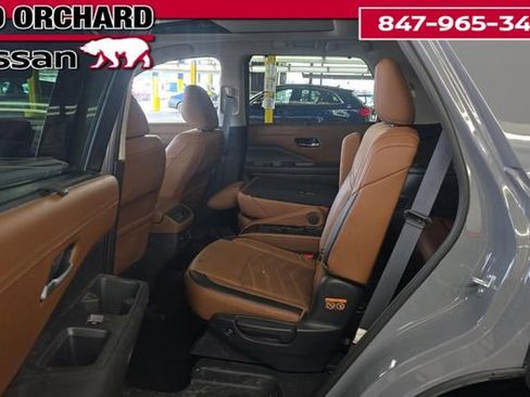 Used 2025 Nissan Pathfinder Platinum image 11