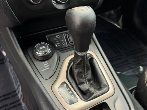 Used 2016 Jeep Cherokee Sport image 18