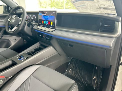 New 2026 Volkswagen Tiguan SE R-Line FWD image 39