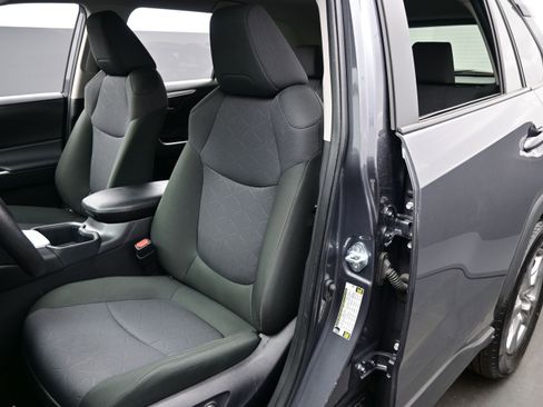 Used 2025 Toyota RAV4 XLE AWD/4WD image 12
