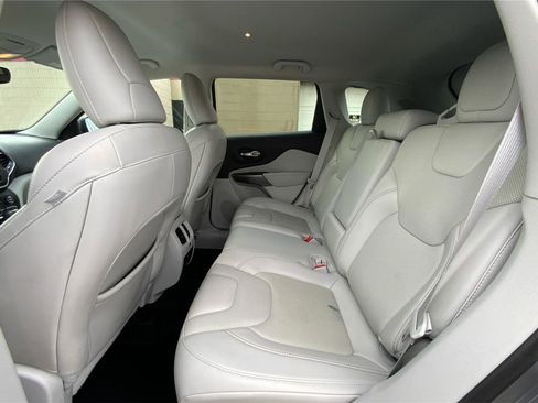 Used 2021 Jeep Cherokee Latitude Lux w/ Comfort/Convenience Group AWD/4WD image 11