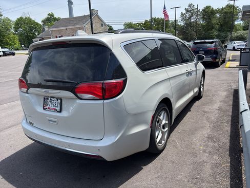 Used 2019 Chrysler Pacifica Touring Plus w/ Tire & Wheel Group FWD image 4