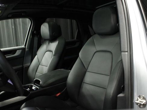 Certified 2025 Porsche Cayenne AWD/4WD image 19