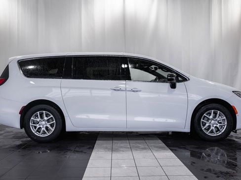 New 2026 Chrysler Pacifica Select image 3