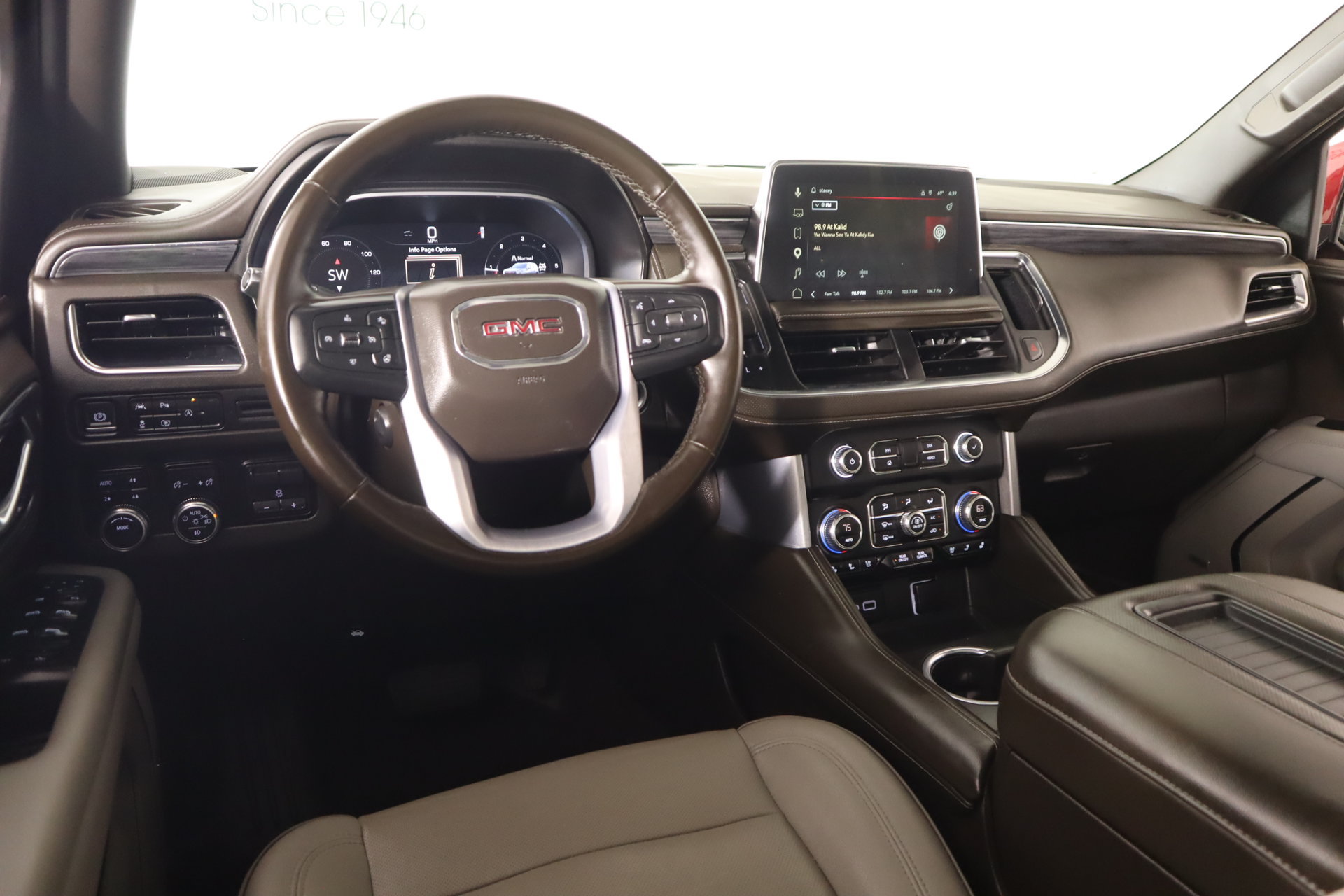 Used 2023 GMC Yukon SLT w/ SLT Premium Package AWD/4WD image 2
