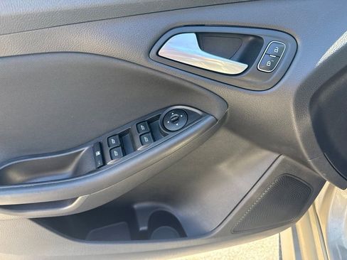 Used 2015 Ford Focus SE w/ SE Sport Package FWD image 7