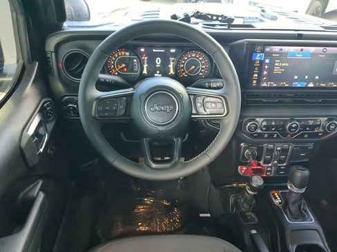 Used 2025 Jeep Gladiator Rubicon w/ Convenience Group image 16