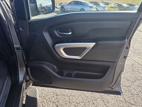 Used 2018 Nissan Titan SV image 16