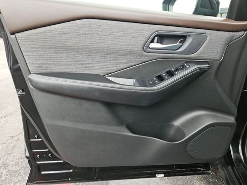 Used 2023 Nissan Rogue SV image 13