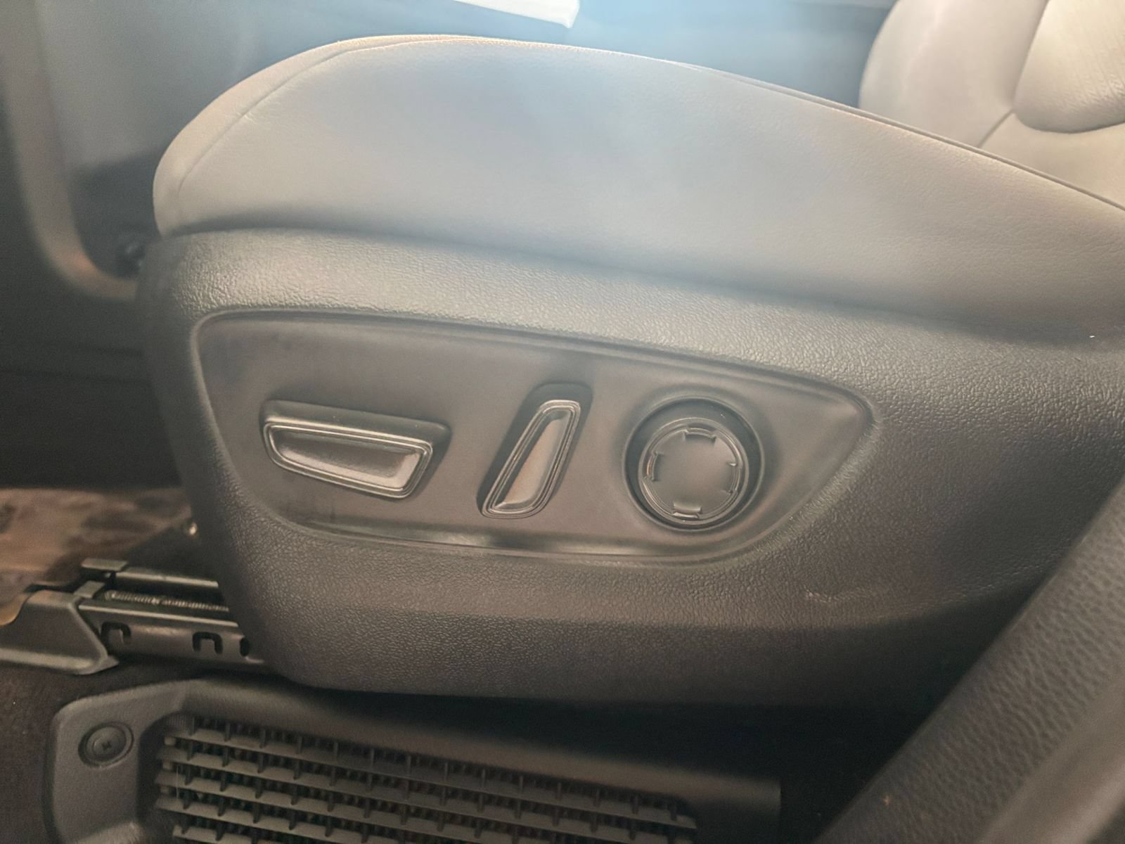 Used 2025 Toyota Sienna XLE FWD image 21