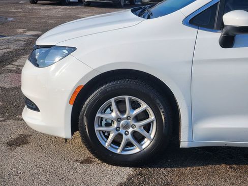 Used 2023 Chrysler Voyager LX image 8