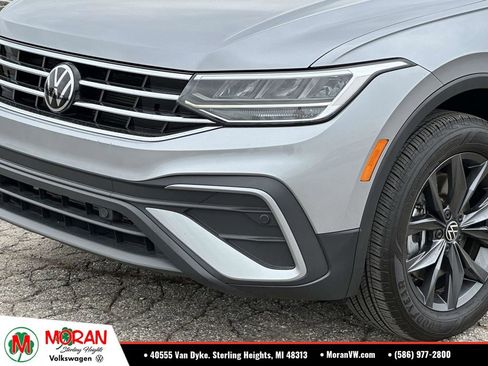Certified 2023 Volkswagen Tiguan SE w/ Panoramic Sunroof Package AWD/4WD image 8